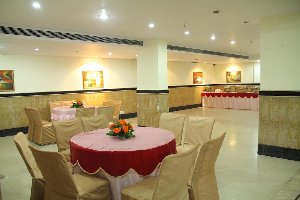 Hotel Abhay Palace Газиабад Экстерьер фото